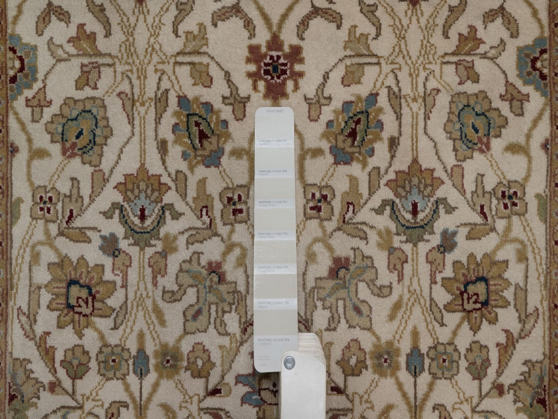Kashan Fine Oriental hand-knotted wool runner in Ivory & Red, 2'9" x 9'7" — SKU O092354 (view 4)
