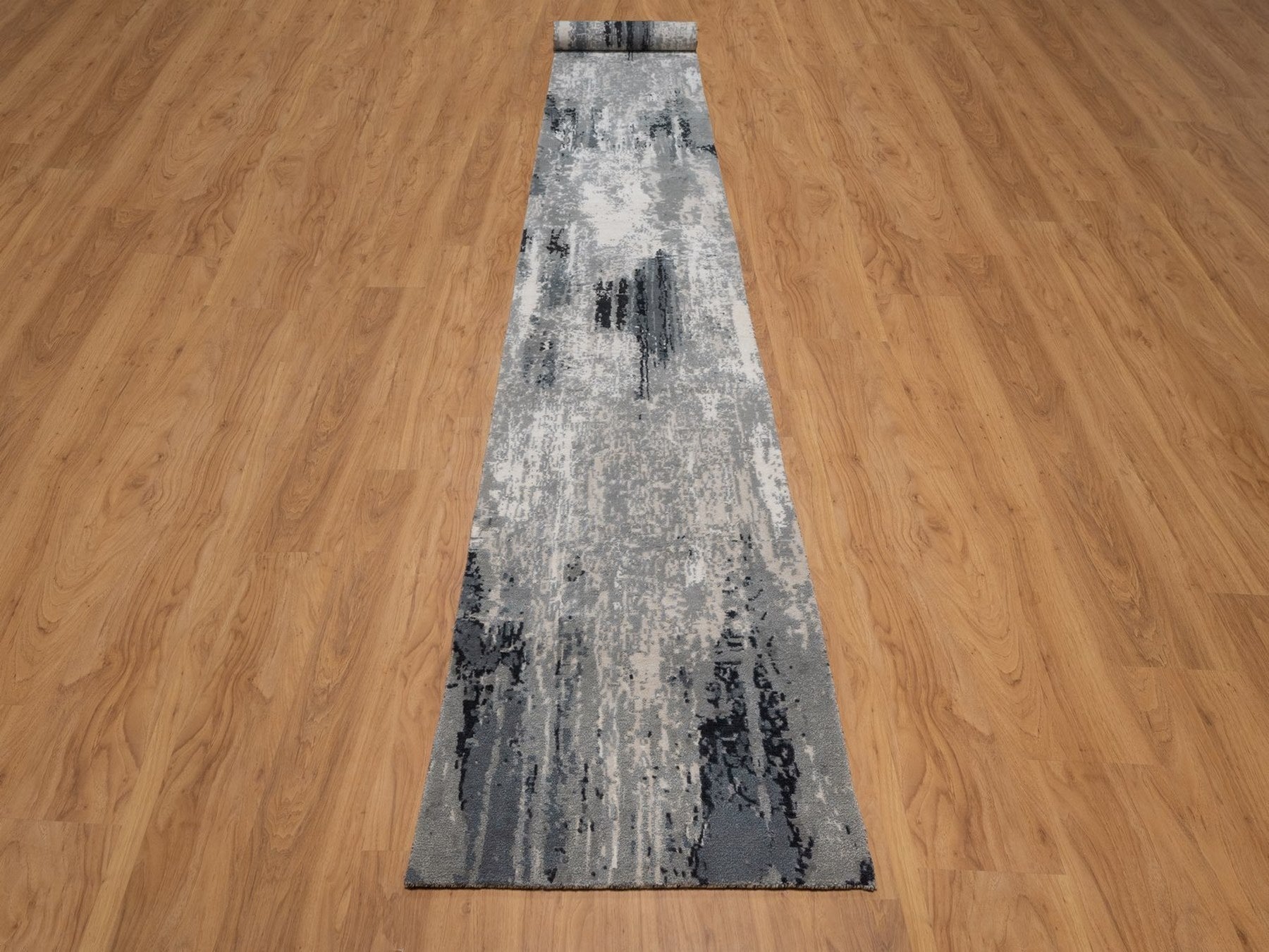 Ivory 2'5" x 21'8" Modern and Contemporary Hand knotted Wool/Silk Rug - Sku: O092379