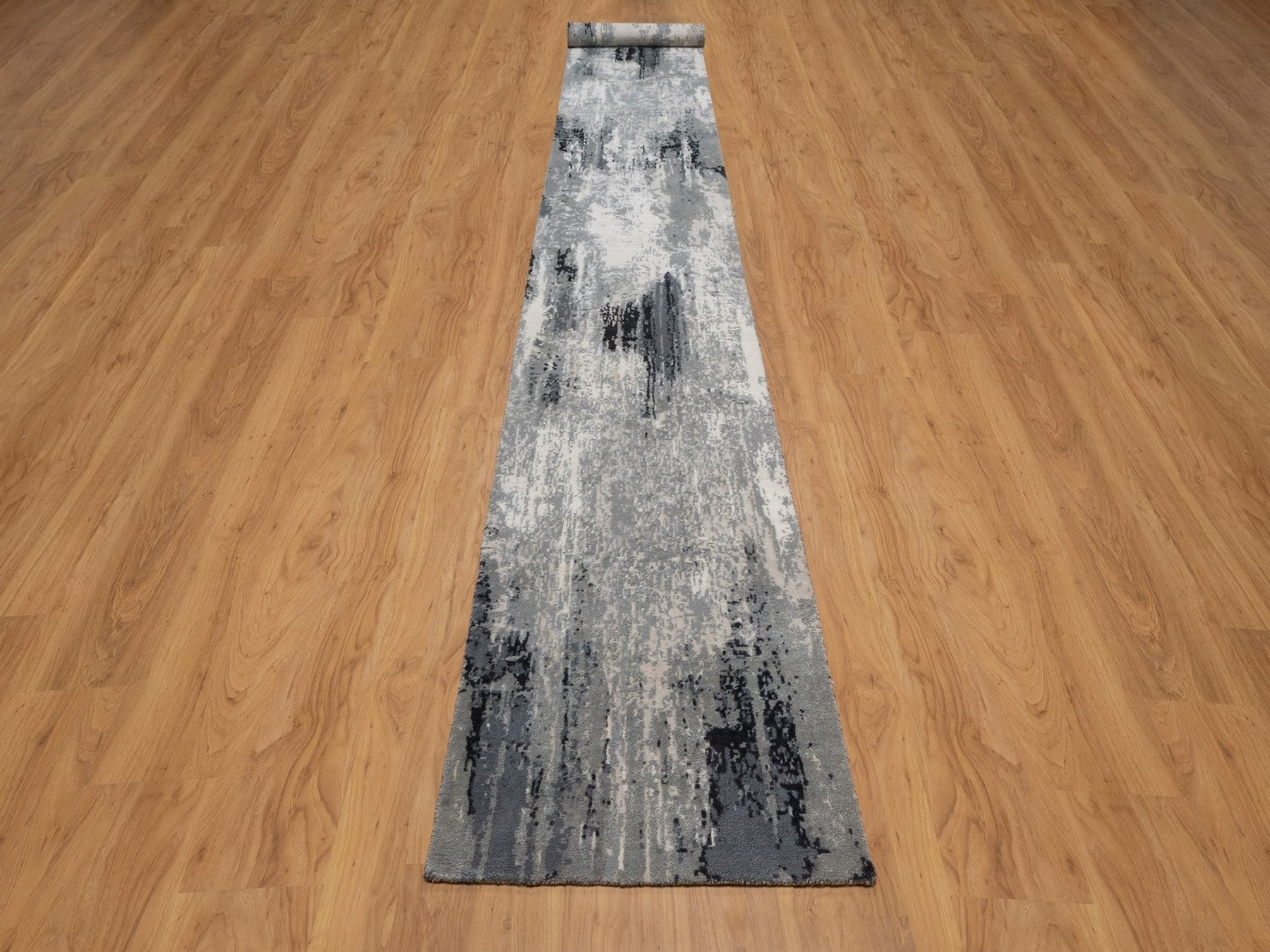 Modern / Contemporary hand-knotted wool/silk runner in Ivory, 2'5" x 19'9" — SKU O092380 (view 2)