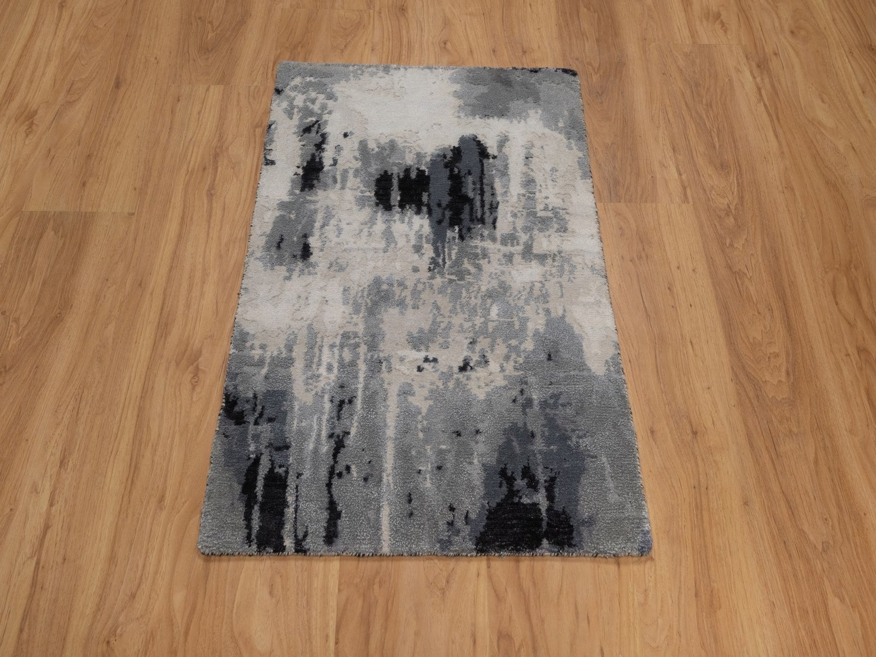Ivory 2'0" x 3'0" Modern and Contemporary Hand knotted Wool/Silk Rug - Sku: O092382