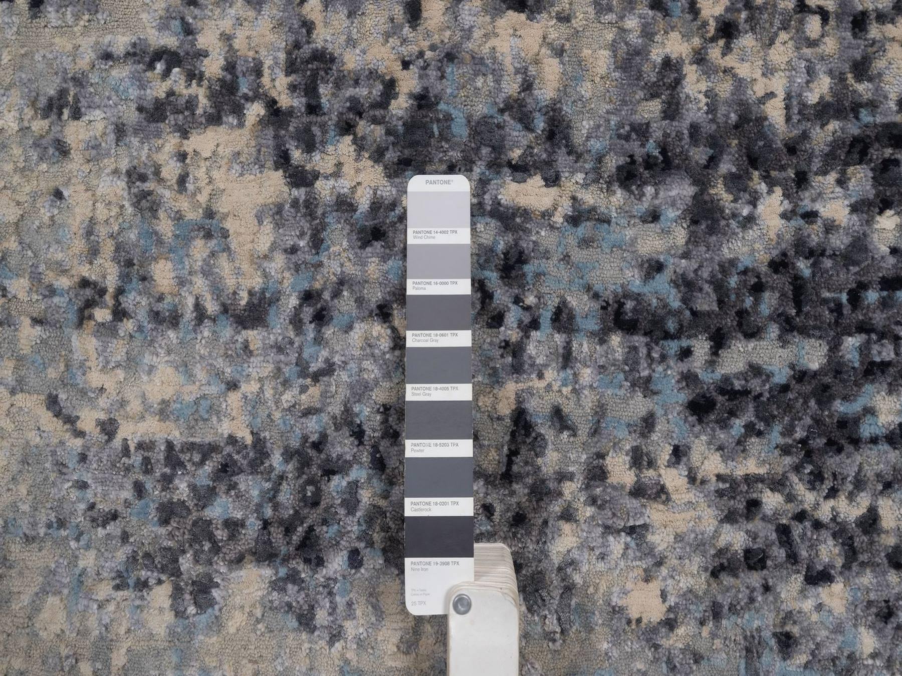 Modern / Contemporary hand-knotted wool/silk rug in Gray, 3'10" x 5'11" — SKU O092384 (view 4)