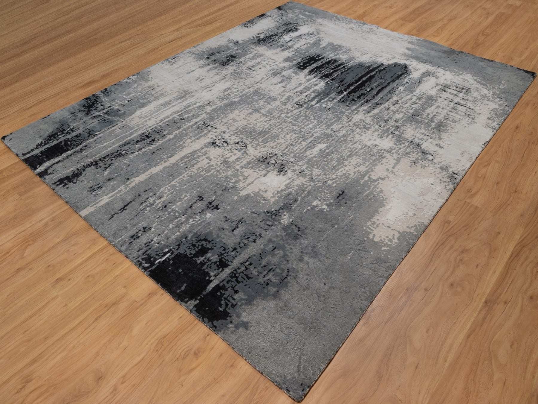 Modern / Contemporary hand-knotted wool/silk rug in Ivory, 8'1" x 10'1" — SKU O092387 (view 3)
