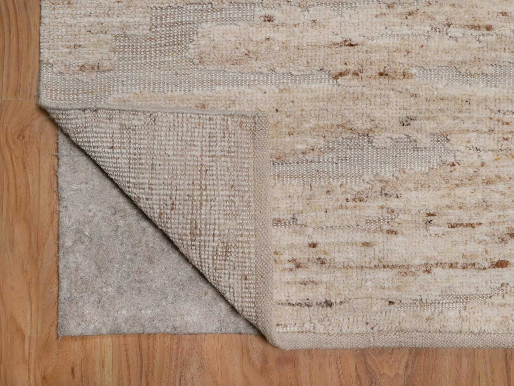 Modern / Contemporary hand-knotted wool runner in Ivory, 2'8" x 12'1" — SKU O092397 (view 3)