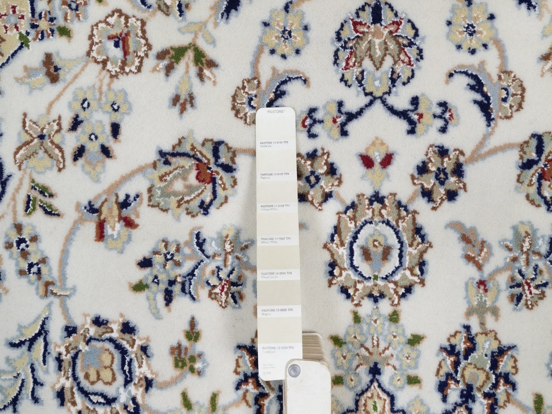 Nain Fine Oriental hand-knotted wool/silk rug in Ivory, 5'2" x 7'1" — SKU O092523 (view 4)