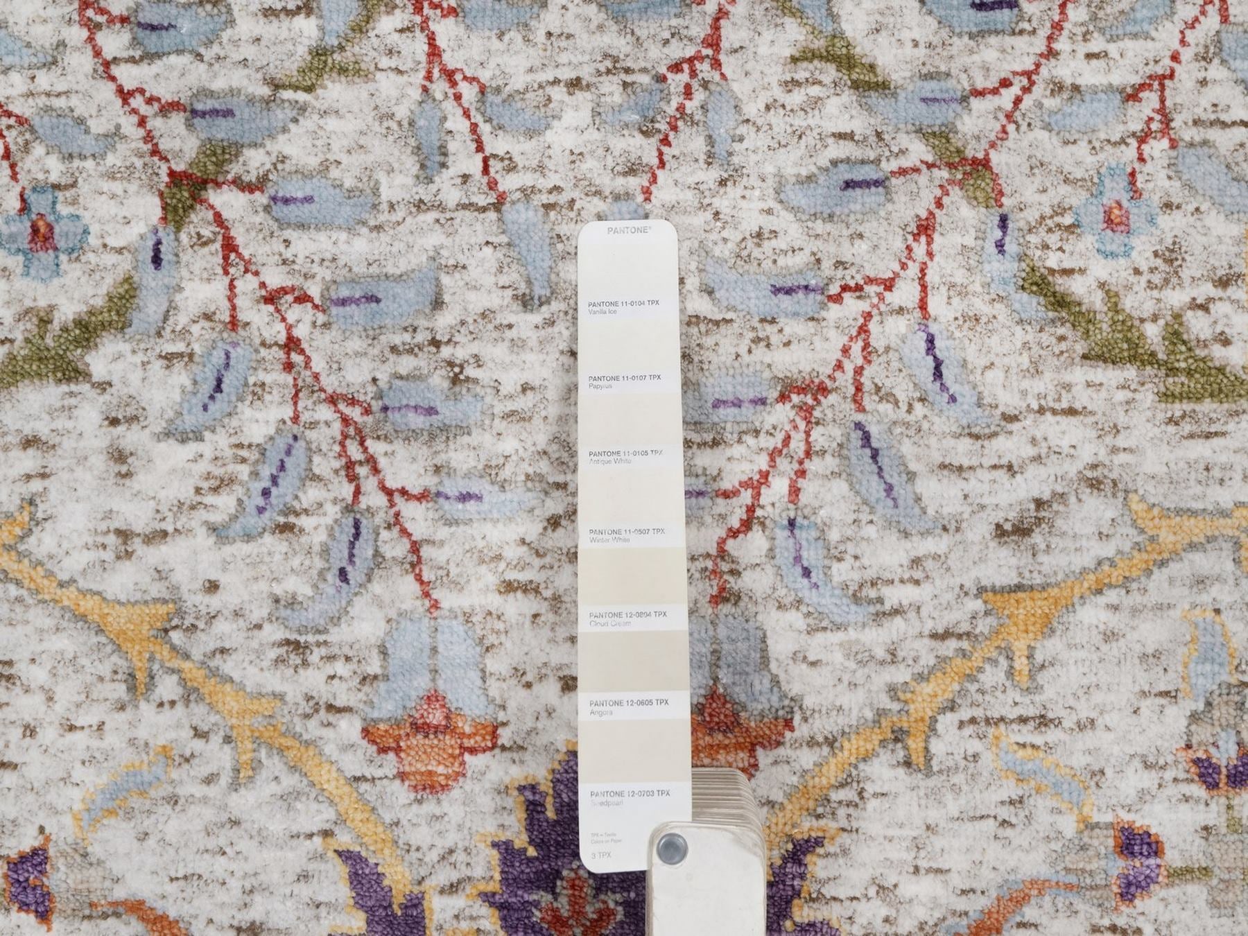 Transitional hand-knotted wool/silk rug in Ivory, 9' x 11'11" — SKU O092604 (view 7)