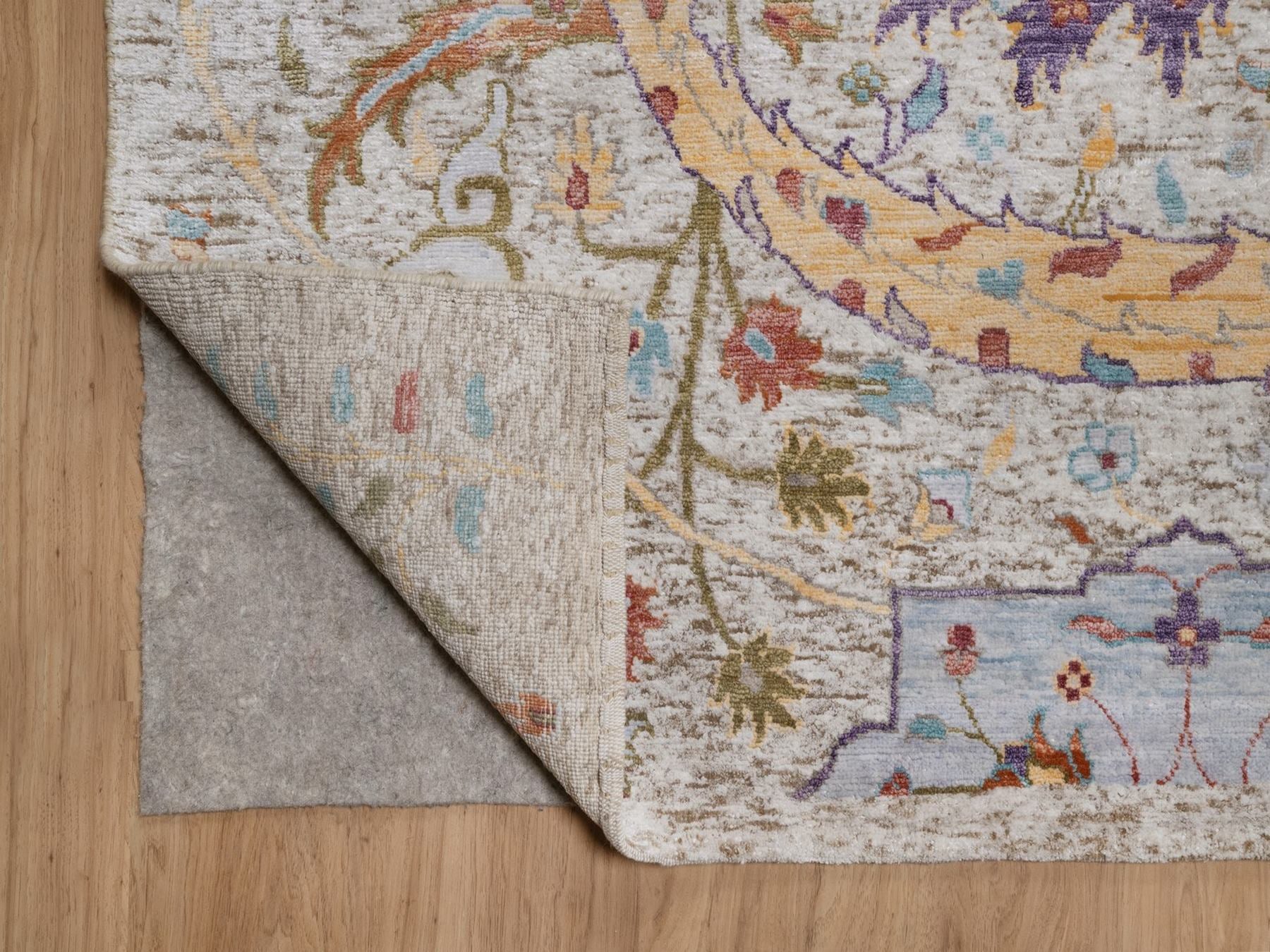 Transitional hand-knotted wool/silk rug in Ivory, 9'10" x 14'2" — SKU O092620 (view 4)