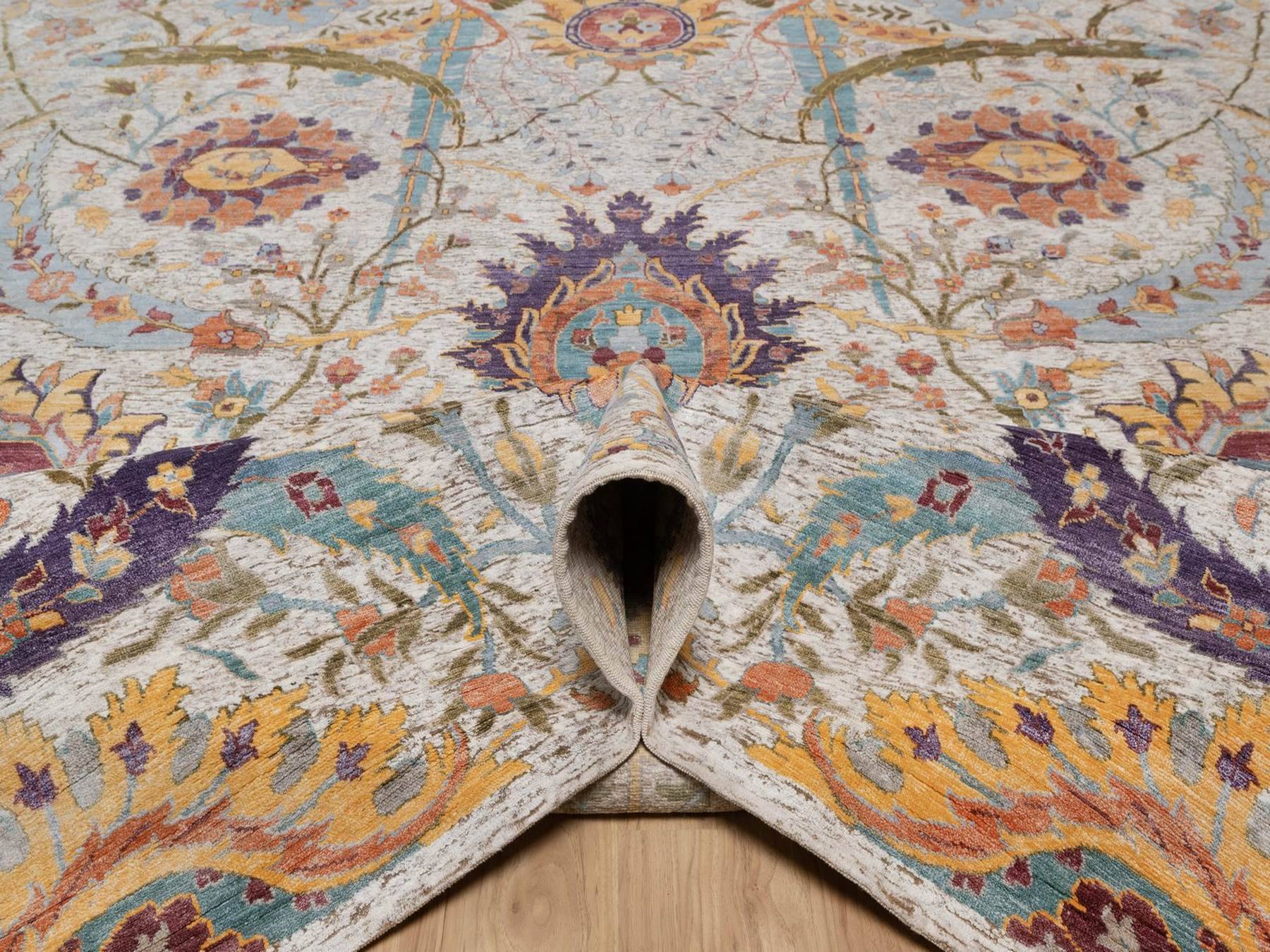 Transitional hand-knotted wool/silk rug in Ivory, 9'10" x 14'2" — SKU O092620 (view 5)