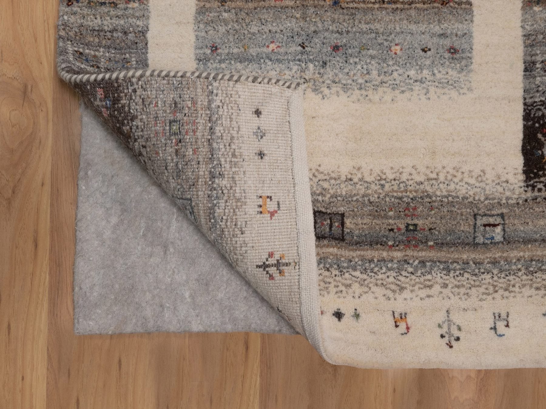 Gabbeh Modern / Contemporary hand-knotted wool rug in Ivory, 2'6" x 4'8", SKU O092623 (view 3)