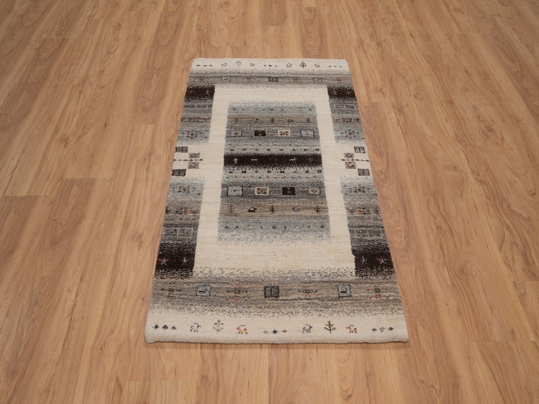 Gabbeh Modern / Contemporary hand-knotted wool rug in Ivory, 2'6" x 4'7", SKU O092625 (view 2)