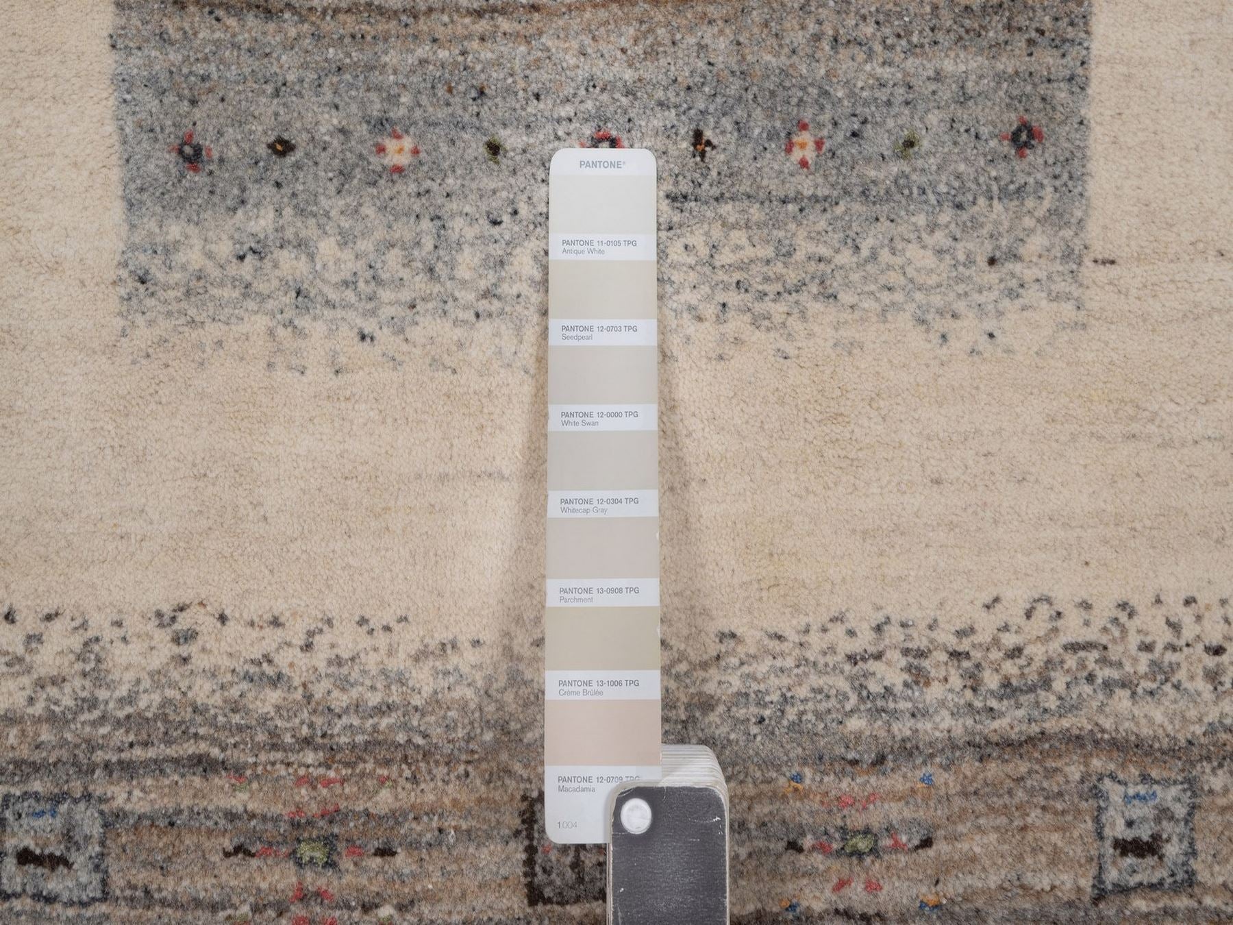 Gabbeh Modern / Contemporary hand-knotted wool rug in Ivory, 2'6" x 4'7", SKU O092625 (view 4)