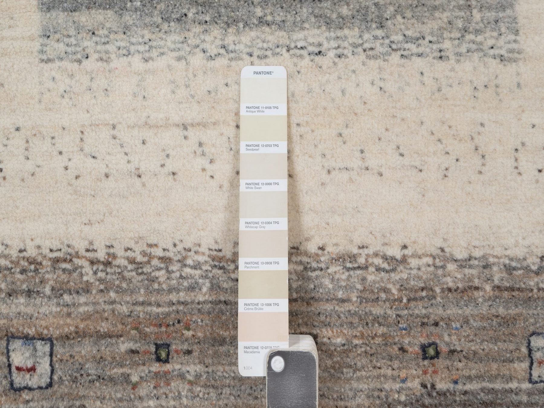 Gabbeh Modern / Contemporary hand-knotted wool rug in Ivory, 2'10" x 5'4", SKU O092628 (view 4)