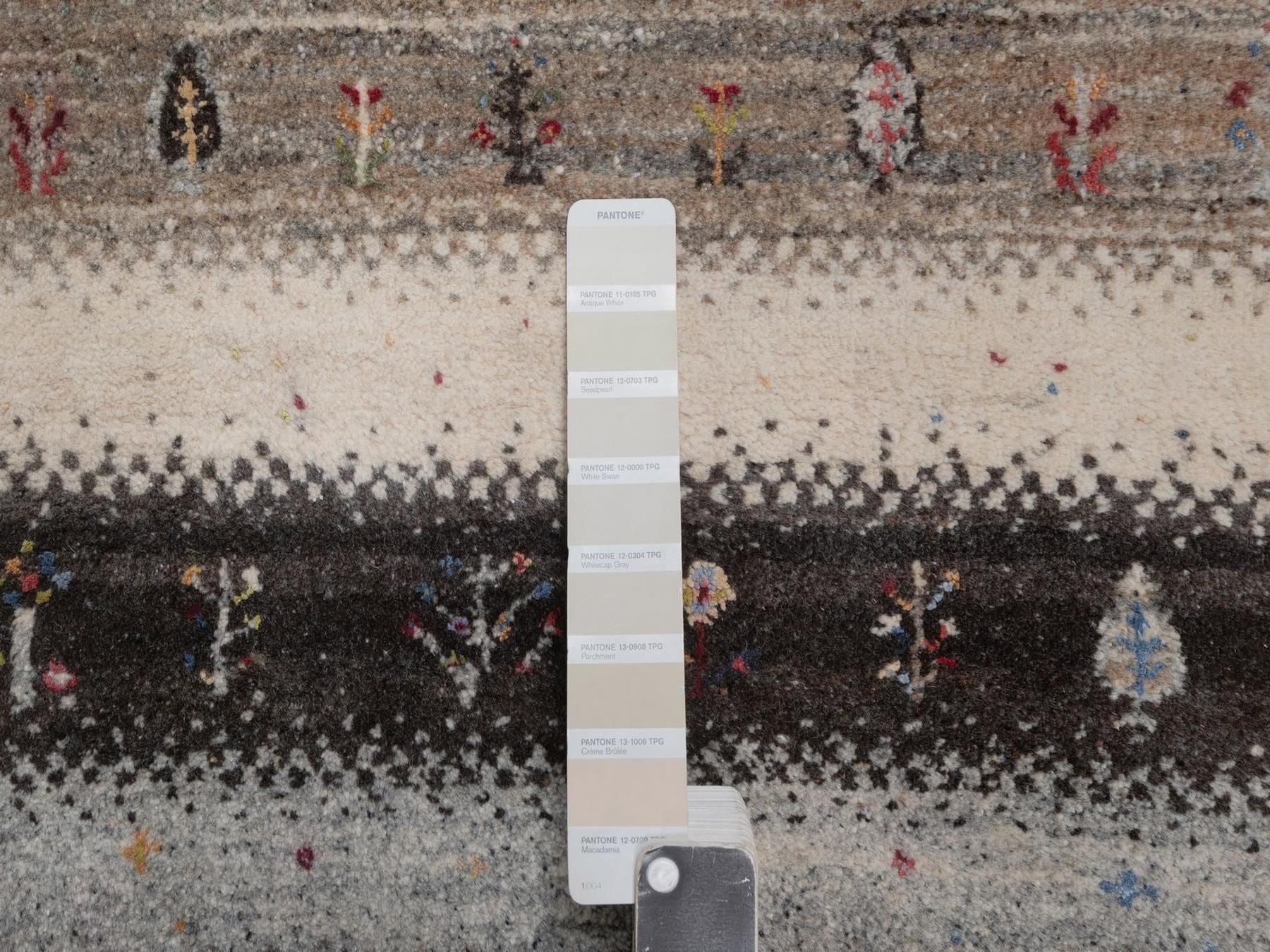 Gabbeh Modern / Contemporary hand-knotted wool rug in Ivory, 1'11" x 3', SKU O092632 (view 4)