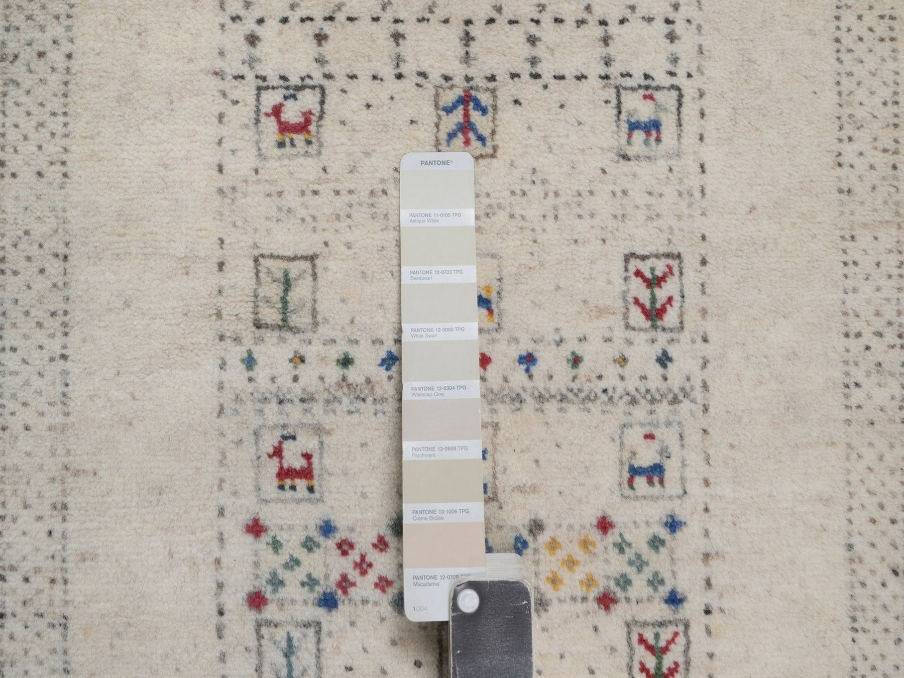 Gabbeh Modern / Contemporary hand-knotted wool rug in Ivory, 2' x 3', SKU O092634 (view 4)