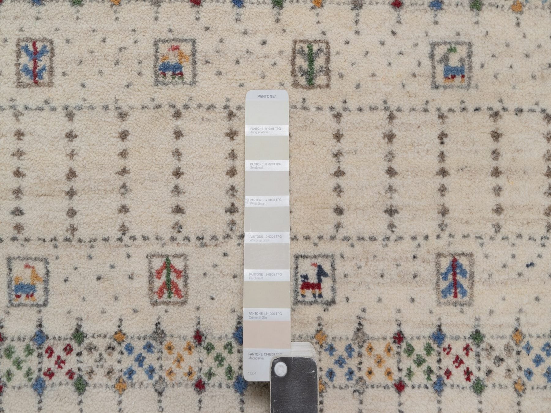 Gabbeh Modern / Contemporary hand-knotted wool rug in Ivory, 8'2" x 10'1", SKU O092637 (view 7)