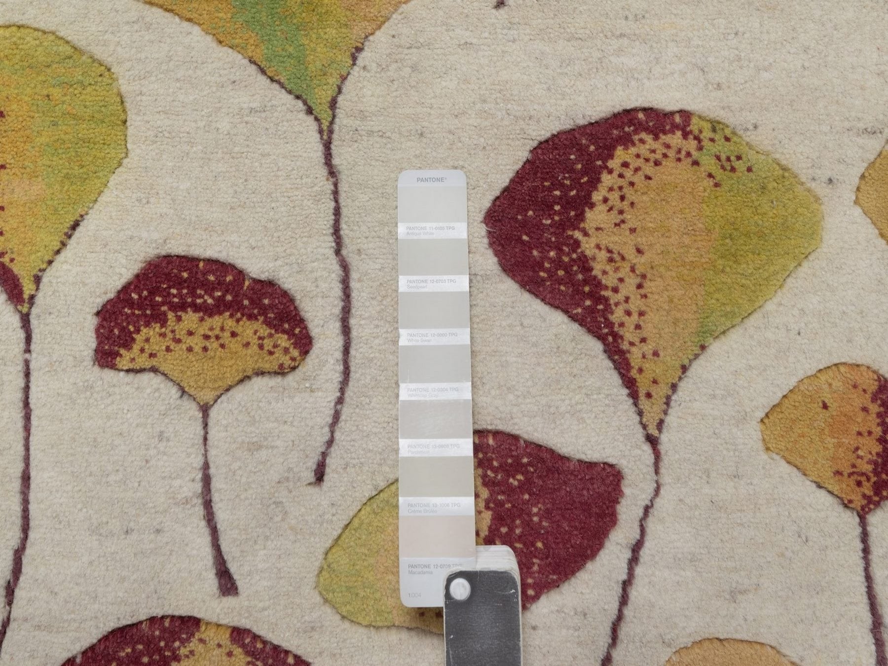 Gabbeh Modern / Contemporary hand-knotted wool rug in Ivory, 7'10" x 9'7", SKU O092650 (view 7)