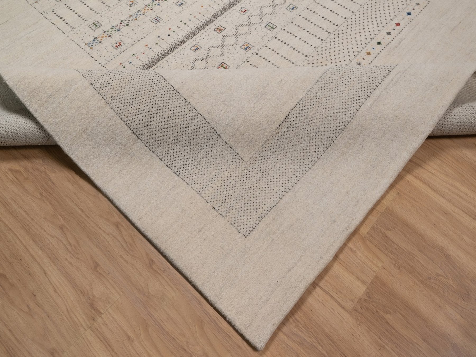 Gabbeh Modern / Contemporary hand-knotted wool rug in Ivory, 8'9" x 11'11", SKU O092654 (view 6)