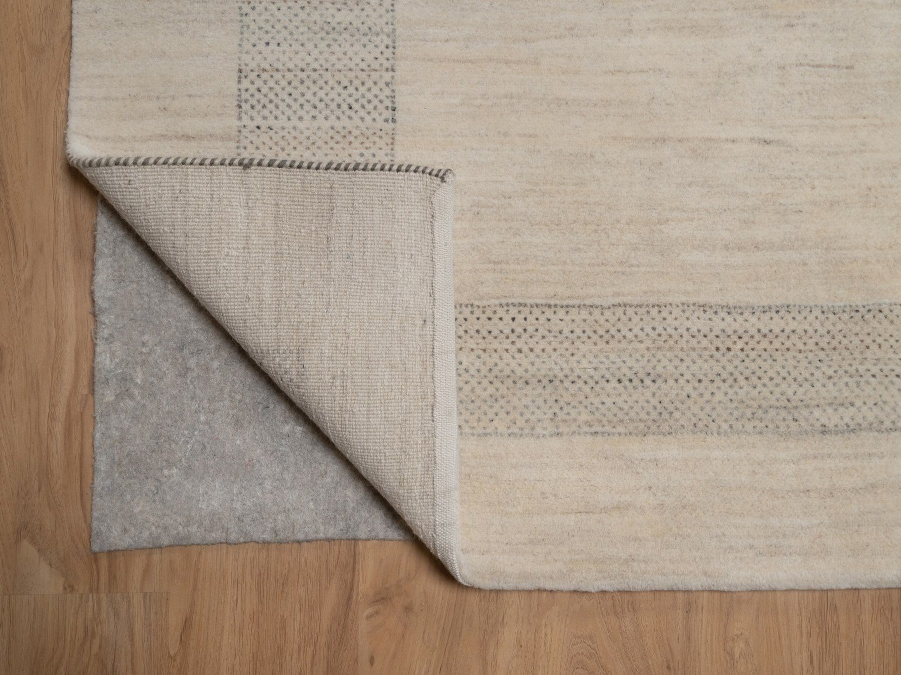 Gabbeh Modern / Contemporary hand-knotted wool rug in Ivory, 8'11" x 11'11", SKU O092655 (view 4)