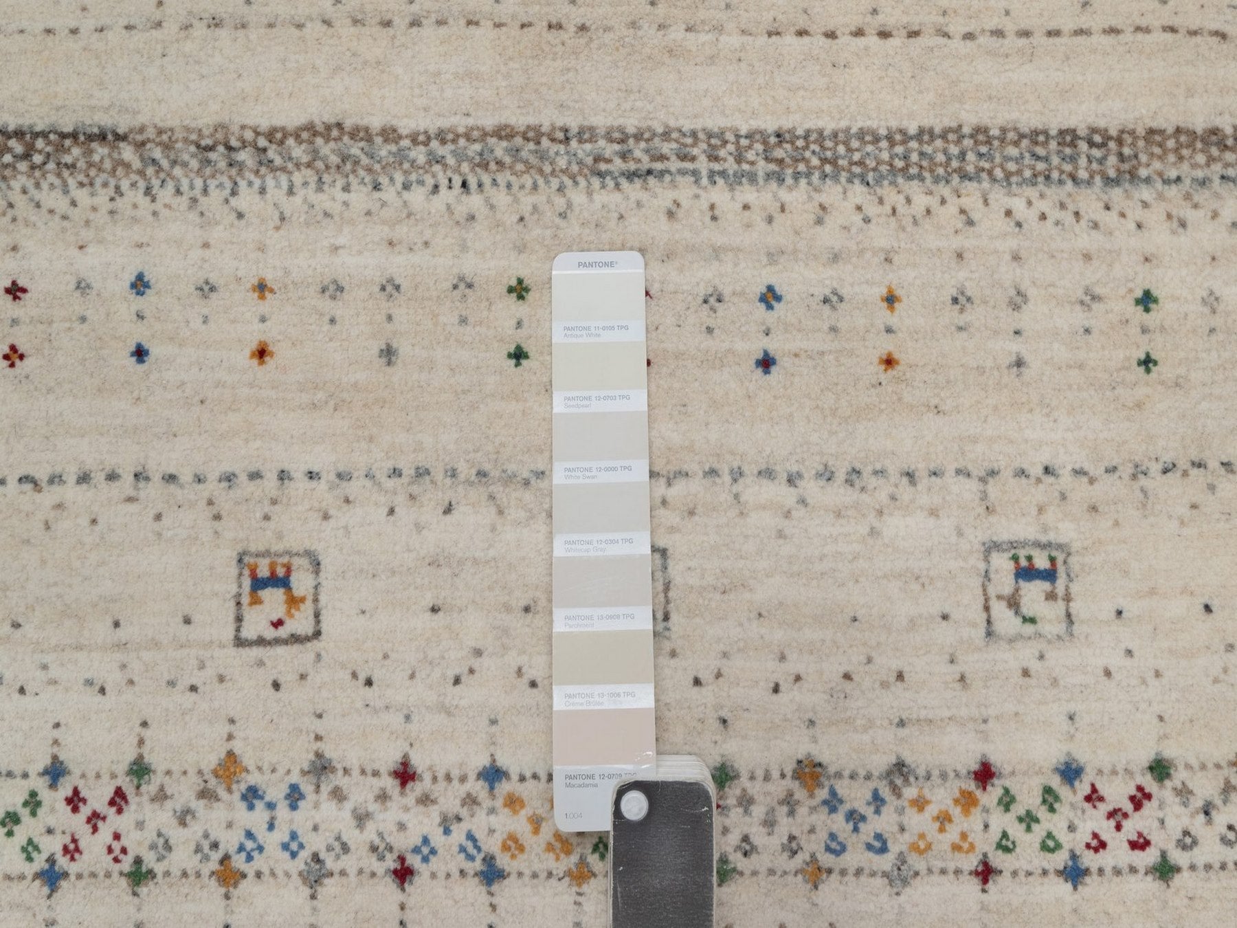 Gabbeh Modern / Contemporary hand-knotted wool rug in Ivory, 8'11" x 11'11", SKU O092655 (view 7)