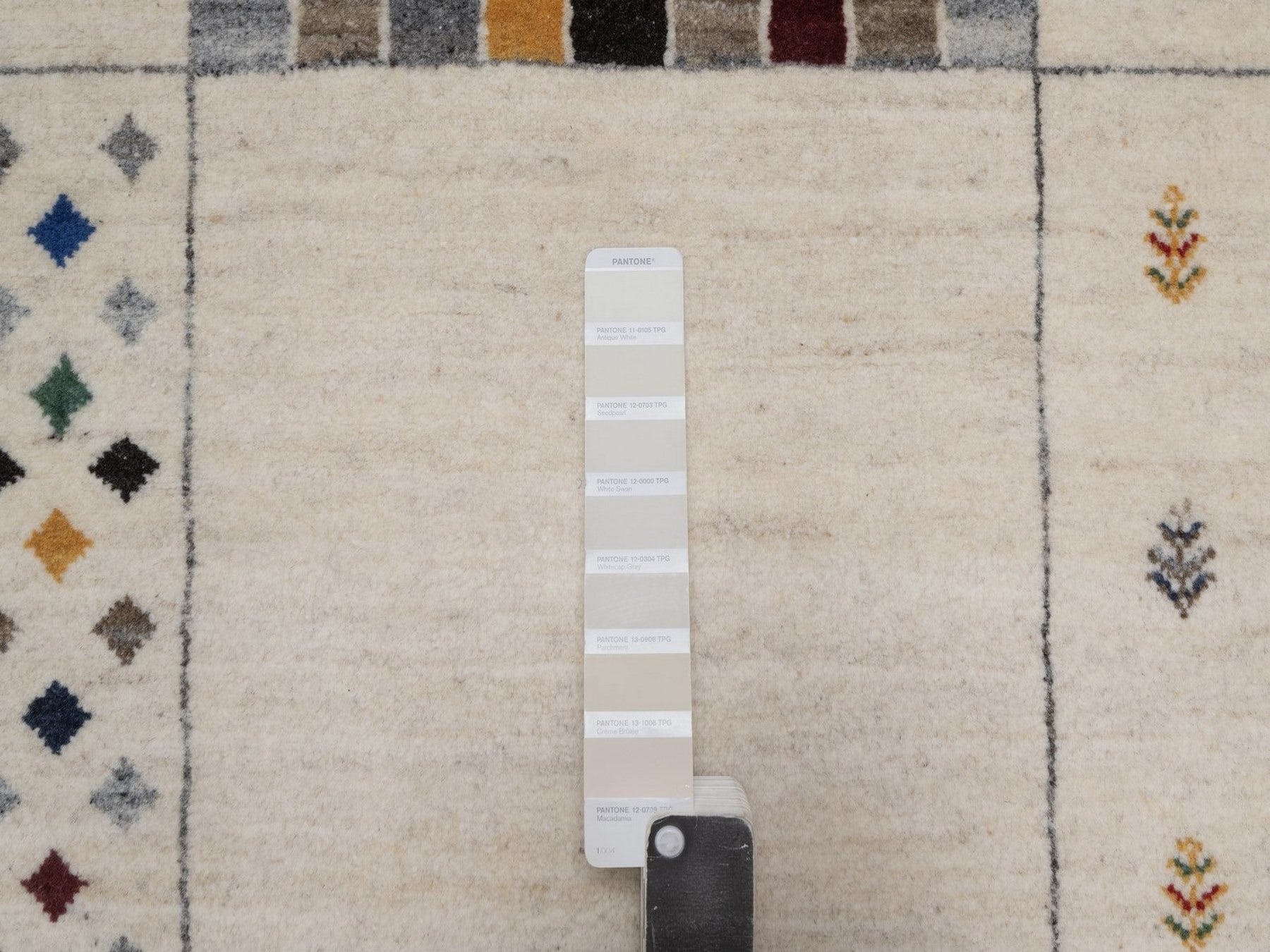 Gabbeh Modern / Contemporary hand-knotted wool rug in Ivory, 8' x 10', SKU O092656 (view 7)