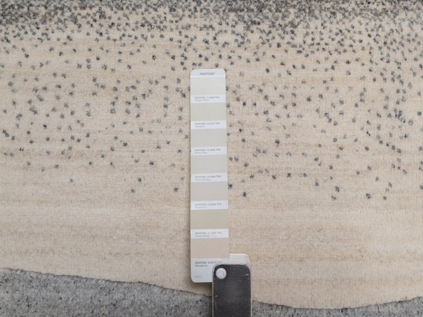 Gabbeh Modern / Contemporary hand-knotted wool rug in Gray, 9'10" x 13', SKU O092659 (view 7)