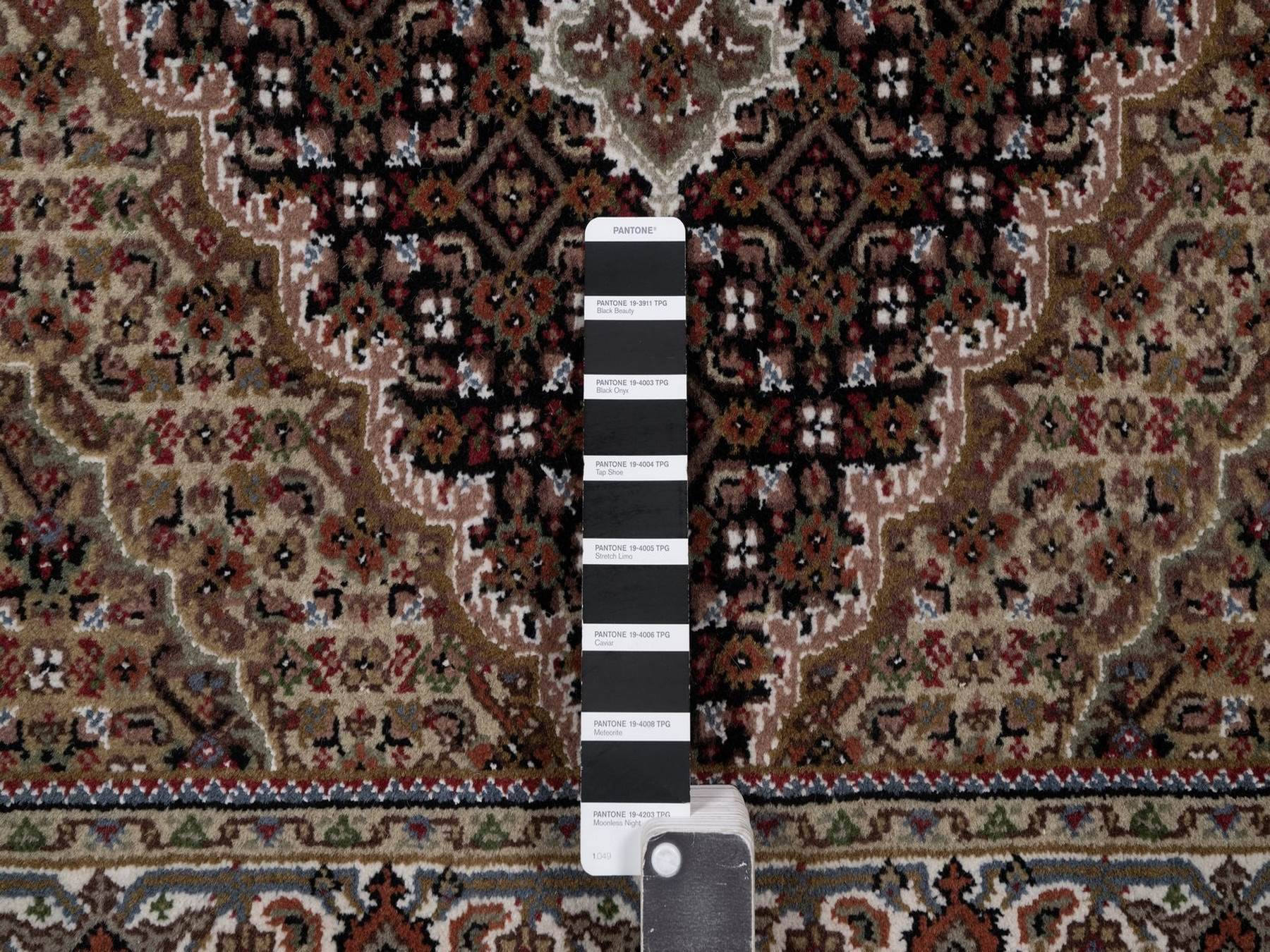 Tabriz hand-knotted wool rug in Black, 2'9" x 5'3", SKU O092672 (view 4)