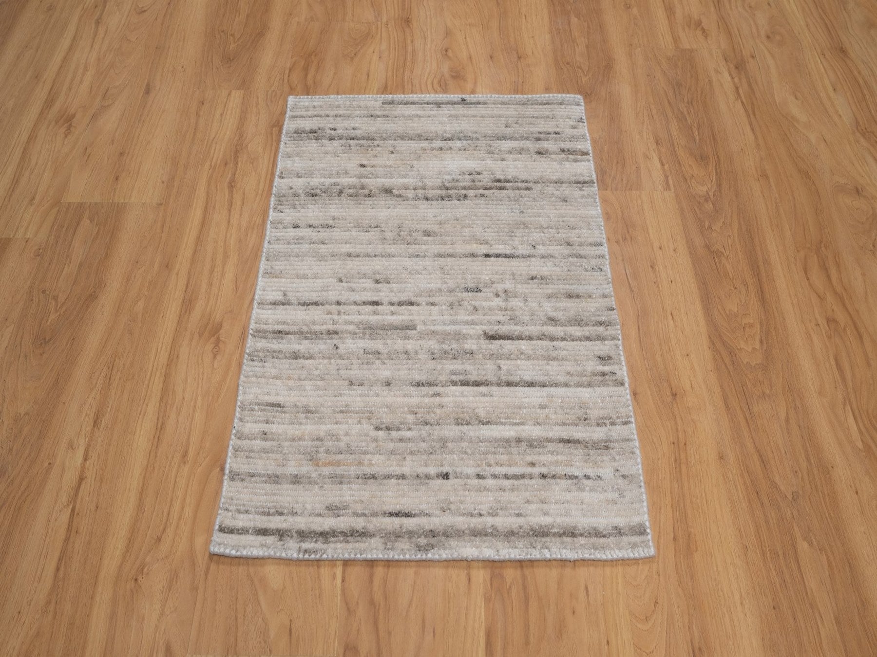 Modern / Contemporary hand-knotted polyester rug in Ivory, 2' x 3', SKU O092733 (view 2)
