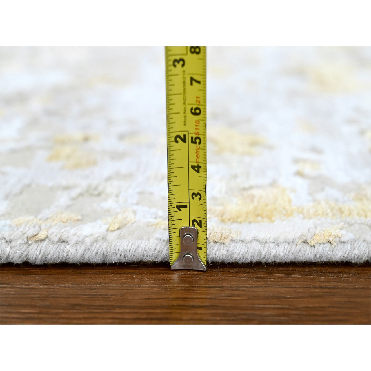 Ivory 5'0" x 6'11" Modern and Contemporary Hand knotted Wool/Silk Rug - Sku: O010200
