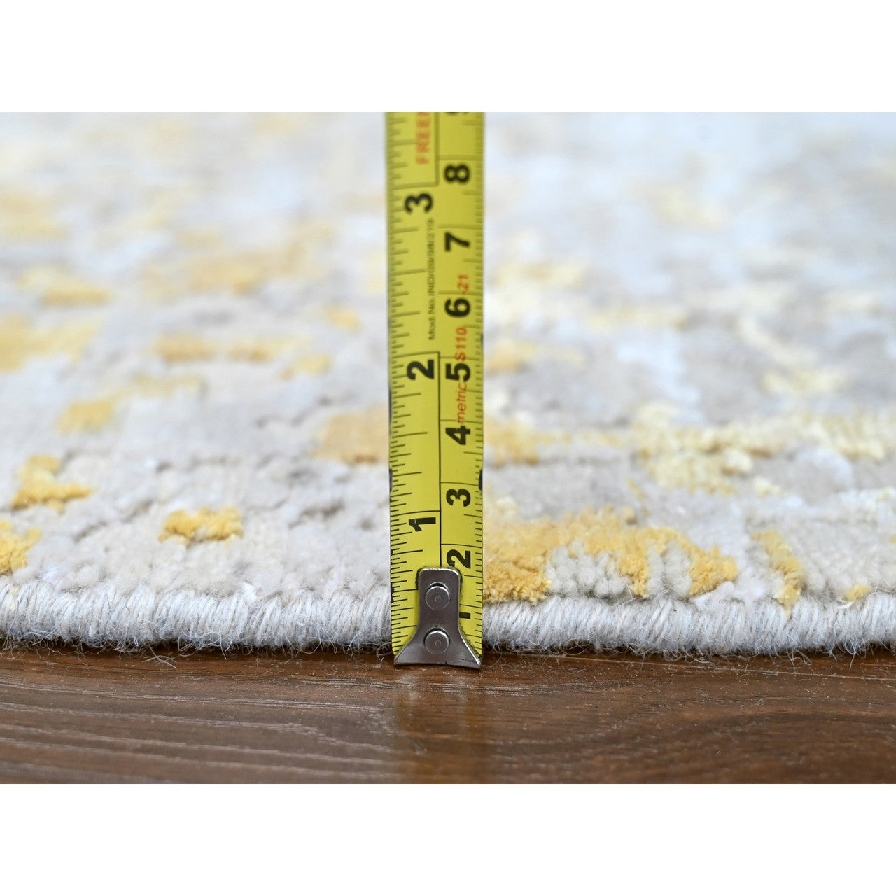 Ivory 7'9" x 7'9" Modern and Contemporary Hand knotted Wool/Silk Rug - Sku: O010202