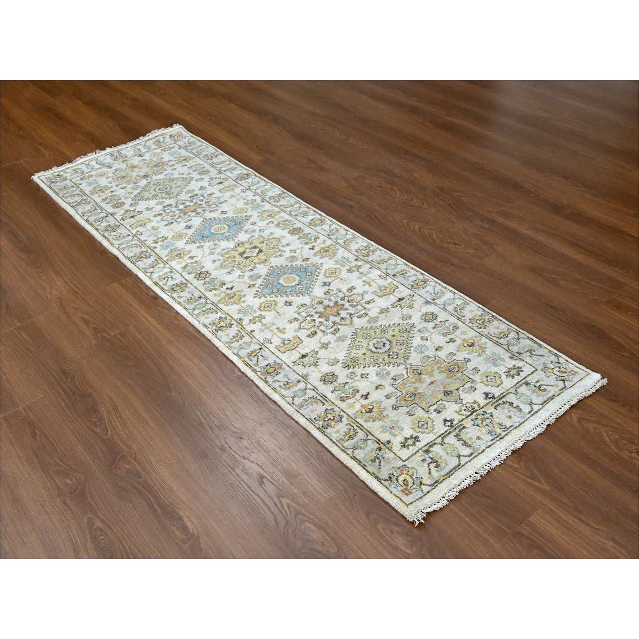 Ivory 2'7" x 7'9" Heriz Hand knotted Wool Rug - Sku: O084607