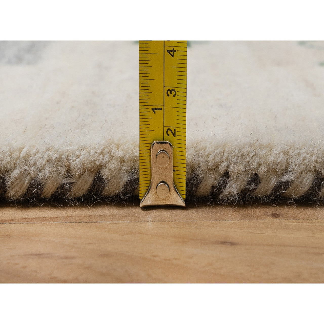 Ivory 2'5" x 4'9" Modern and Contemporary Hand knotted Wool Rug - Sku: O091318